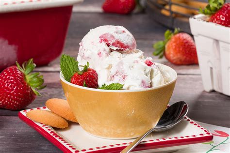 fresh-strawberry-ice-cream-mrfoodcom image