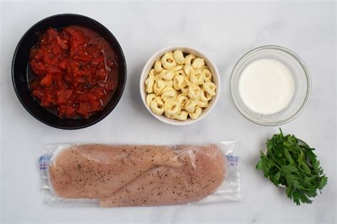 creamy-tomato-tortellini-with-chicken-recette image