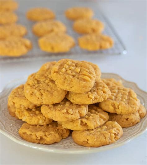 cheddar-cheese-cookies-with-rice-krispies-savory image