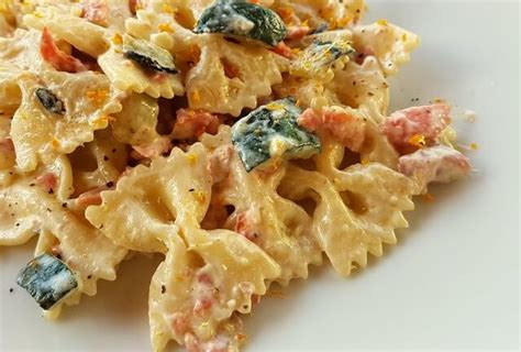 farfalle-pasta-with-smoked-salmon-zucchini-the image