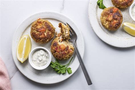 classic-maryland-crab-cakes-recipe-on-the-stove-the image