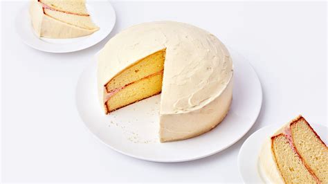 vanilla-cake-with-vanilla-cream-cheese image
