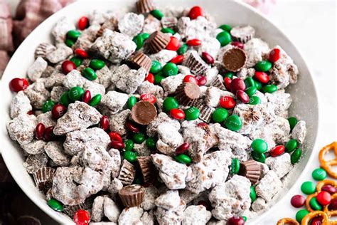 reindeer-food-recipe-christmas-puppy-chow image