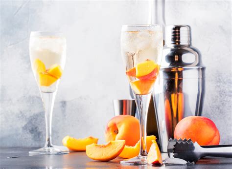 peach-schnapps-what-is-it-and-how-to-drink-it-the image