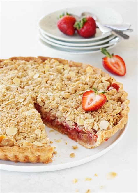 strawberry-rhubarb-crumble-pie-food-nouveau image