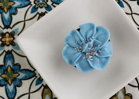 how-to-decorate-cupcakes-buttercream-flowers image