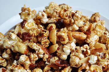 how-to-make-bacon-peanut-caramel-corn image