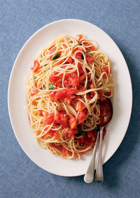 spaghetti-with-raw-tomatoes-leites-culinaria image