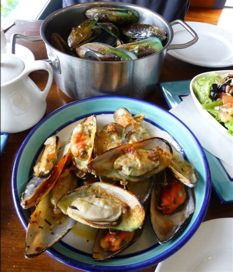 the-mussel-pot-new-zealand-eating-green-lipped-mussels image