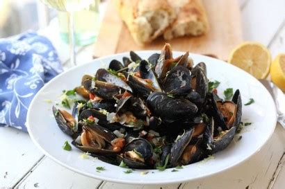 restaurant-style-mussels-with-garlic-wine-sauce image