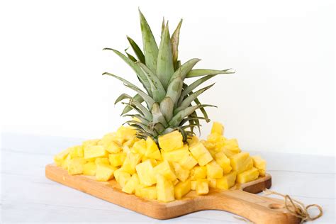 how-to-cut-serve-fresh-pineapple-with-4-pineapple image