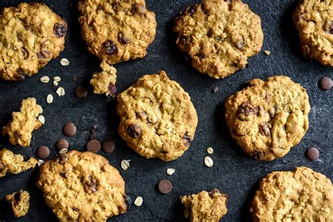 low-calorie-chocolate-chip-oatmeal-cookies image
