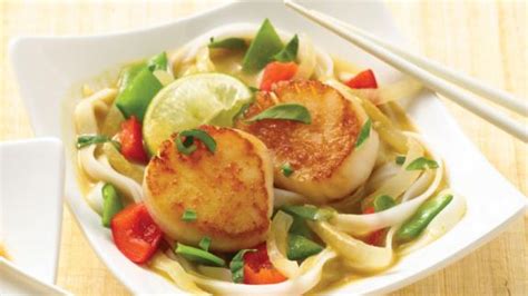 rice-noodles-and-scallops-in-green-curry-delicious image