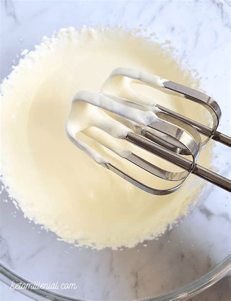sugar-free-whip-cream-how-to-make-keto-whipped image