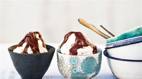 marshmallow-creme-hot-fudge-sundaes-recipe-bon image