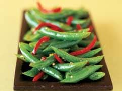 green-beans-with-red-pepper-and-garlic-mayo-clinic image