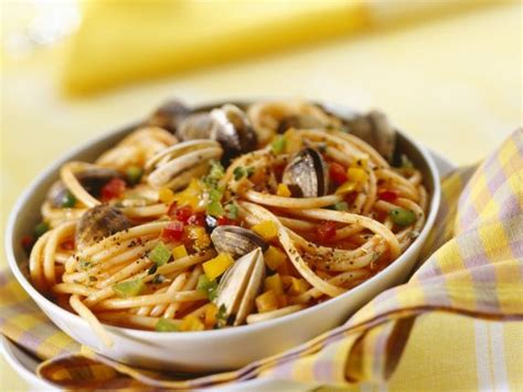 clam-spaghetti-recipe-eat-smarter-usa image
