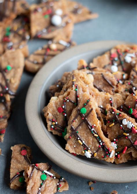 white-chocolate-chip-and-macadamia-cookie-brittle image