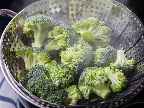 how-to-steam-broccoli-4-ways-cooking-school-food image