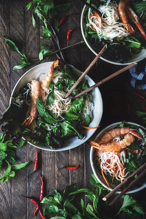 vietnamese-grilled-prawn-noodle-salad-honestlyyum image