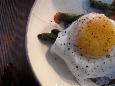 recipe-review-momofukus-pan-roasted-asparagus-with-poached image