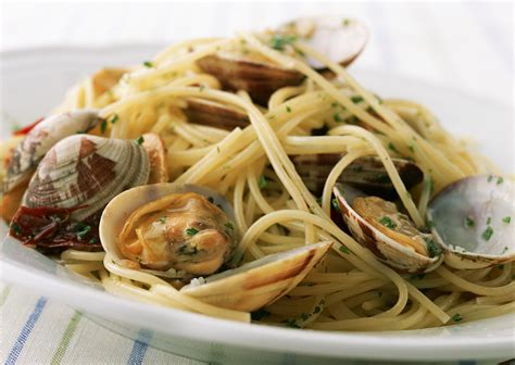 spaghetti-with-clams-or-pasta-con-le-vongole-the image