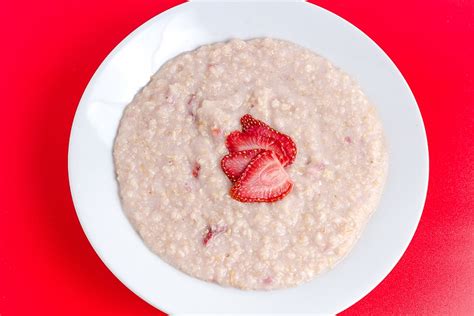 strawberries-and-cream-oatmeal-thrueat image