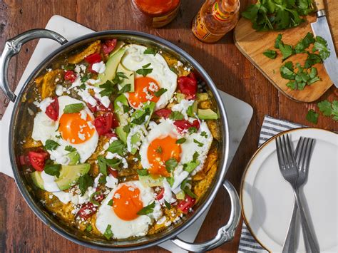 chilaquiles-with-tomatillo-salsa-and-fried-eggs-food image