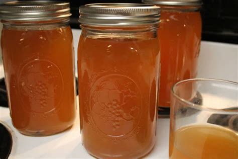 how-to-make-homemade-apple-pie-moonshine-wide image