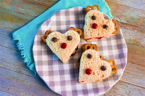 holiday-sandwiches-for-kids-reindeer-sandwiches-the image