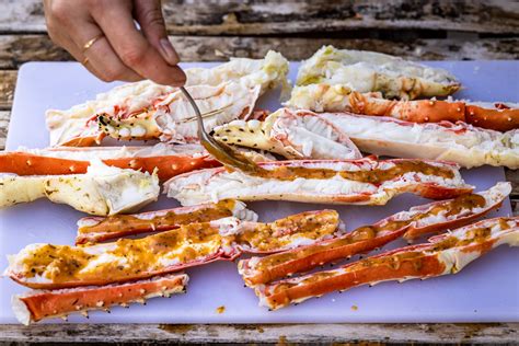 grilled-crab-legs-with-seasoned-garlic-butter-hey-grill image