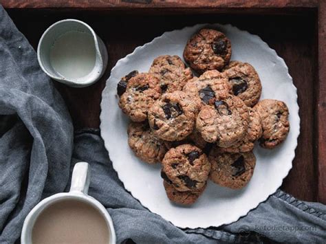 5-ingredient-keto-chocolate-chip-cookies-ketodiet-blog image