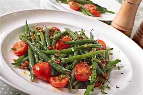neapolitan-green-beans-with-garlic-and-red-pepper image