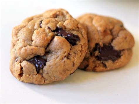 easy-flourless-peanut-butter-chocolate-chunk-cookies image