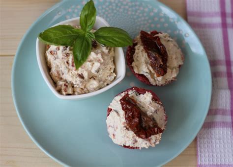 cheese-and-sun-dried-tomatoes-spread-mecooks-blog image