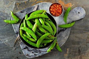 sugar-snap-peas-nutrition-benefits-risks-and-how-to-eat image