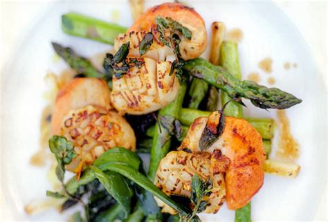 seared-scallops-asparagus-and-leeks-recipe-leites image
