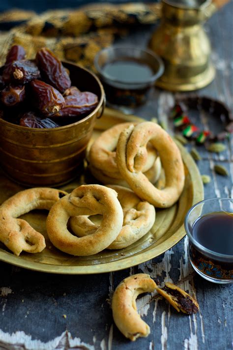 palestinian-date-ring-cookies-kaak-bi-ajwa-chef-in image