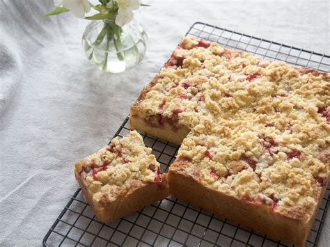strawberry-crumb-cake-recipe-kitchen-stories image