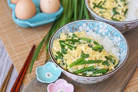 niratama-donburi-japanese-eggs-with-garlic-chives-over image