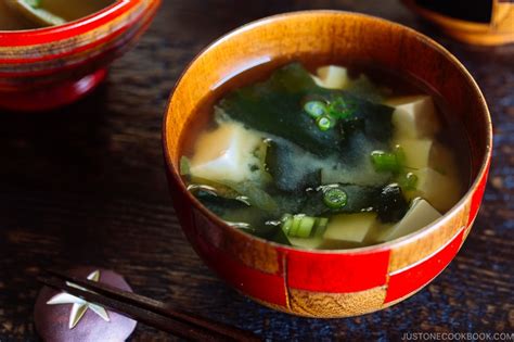 homemade-miso-soup-味噌汁-just-one image