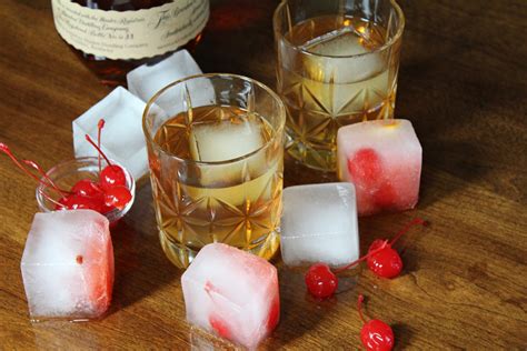 how-to-make-a-bourbon-old-fashioned-cocktail image