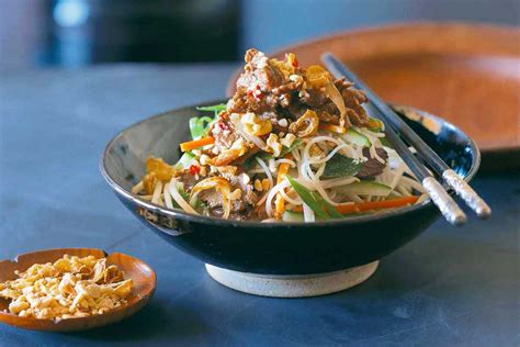 vietnamese-beef-and-rice-noodle-salad-leites-culinaria image
