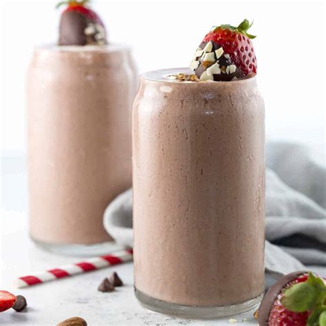 chocolate-covered-strawberry-smoothie-jessica-gavin image