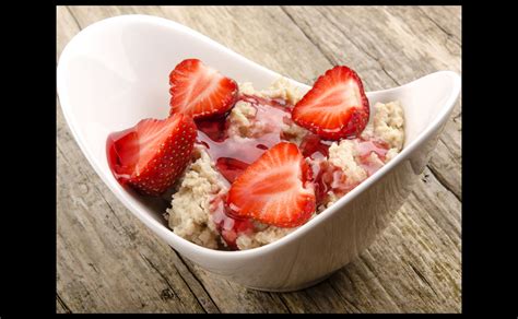 ok-oatmeal-with-strawberries-and-almonds-diabetes image