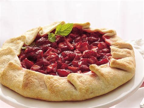 rustic-strawberry-tart-with-strawberry-cream image
