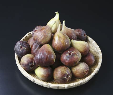 figs-in-brandy-recipe-higos-al-brandy-the-spruce-eats image