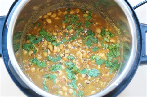black-eyed-peas-curry-indian-lobia-masala-piping-pot image