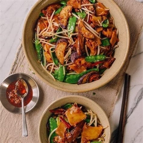 vegetable-chow-fun-the-woks-of-life image