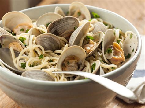 recipe-linguine-with-white-clam-sauce-whole-foods-market image
